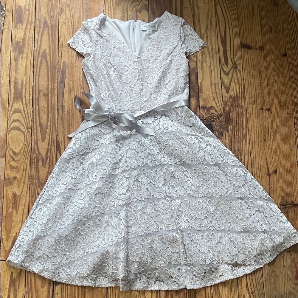 Chic Lace V-Neck Midi Dress in Cream